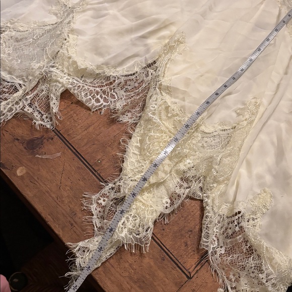 Gorgeous yellowish white lace slip dress - Picture 9 of 11